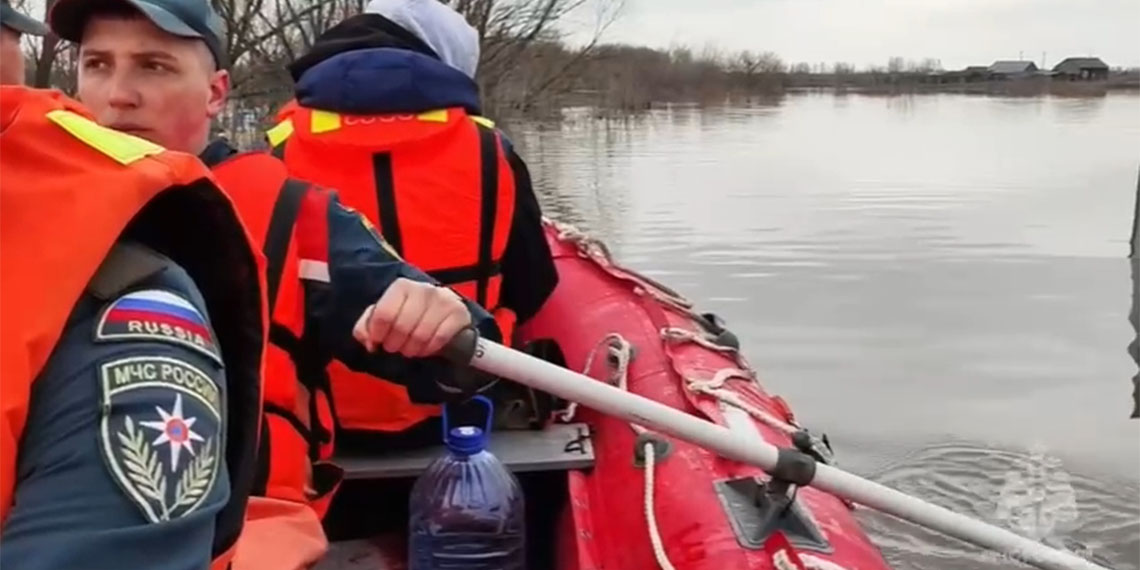Rusya’da Orenburg bölgesi başta olmak üzere yaşanan sel felaketi devam ederken Ural Nehri'nin sularının 897 cm’e yükseldiği açıklandı.