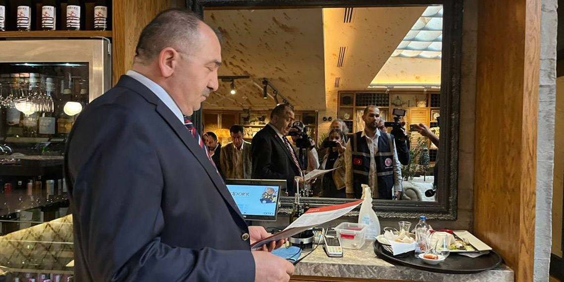 Ankara, İzmir ve İstanbul'da Ticaret Bakanlığı ekipleri tarafından restoran ve kafelerde fiyat listesi ile ilgili denetim gerçekleştirildi.