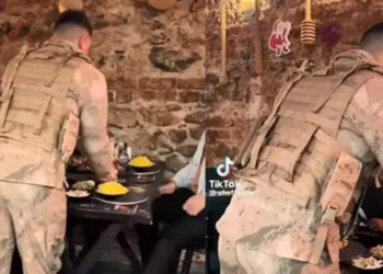 Restoranda askeri üniformayla servise 3 gözaltı