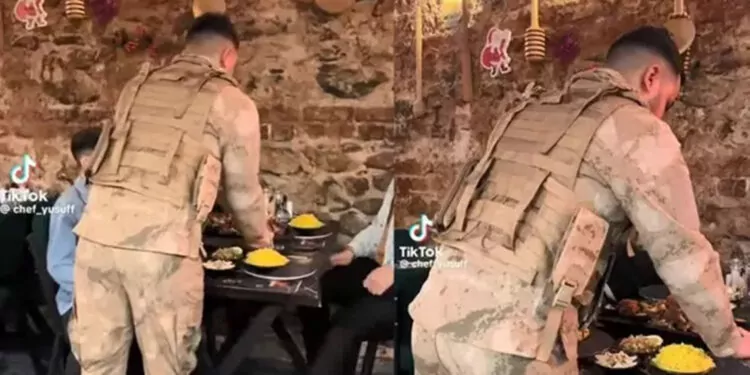 Restoranda askeri üniformayla servise 3 gözaltı