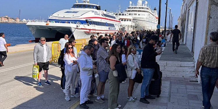 Rodos'a Türk turist akını