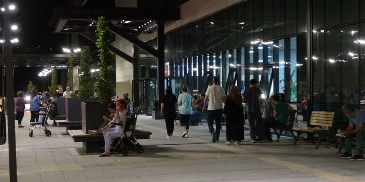 Sağlık görevlilerini ilgisizlikle suçlayıp hastaneyi bastı