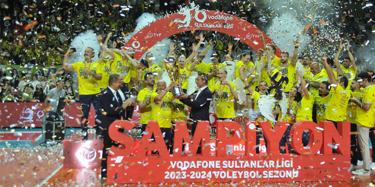 Fenerbahçe Opet Kadın Voleybol Takımı kupasına kavuştu