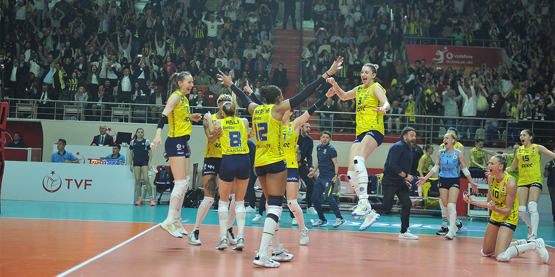Sultanlar Ligi Play-Off Finali 5’inci maçında Eczacıbaşı Dynavit’i 3-0 mağlup ederek seriyi 3-2 kazanan ve şampiyon olan Fenerbahçe Opet Kadın Voleybol Takımı kupasına kavuştu.