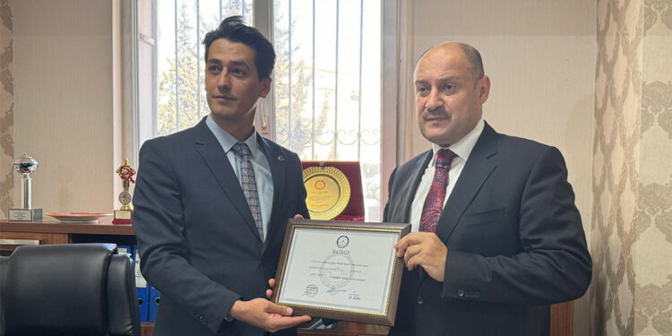 YRP'li Mehmet Kasım Gülpınar mazbatasını aldı