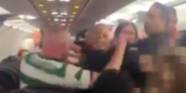 Sarhoş İskoç yolcu uçakta polise saldırdı