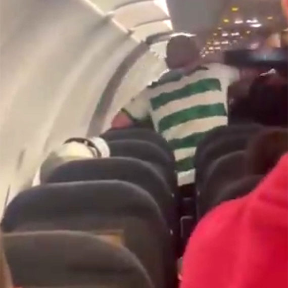 Edinburg- Antalya seferini yapan ve havalimanına inen uçaktaki sarhoş İskoç yolcu, taşkınlık yapınca çağrılan polise saldırıp yumruk attı.