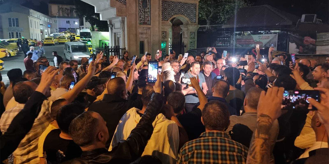 Sarıyer'de öldürülen taksicinin cenazesi, yüzlerce meslektaşının katıldığı konvoyla Zincirlikuyu Mezarlığı'na getirildi