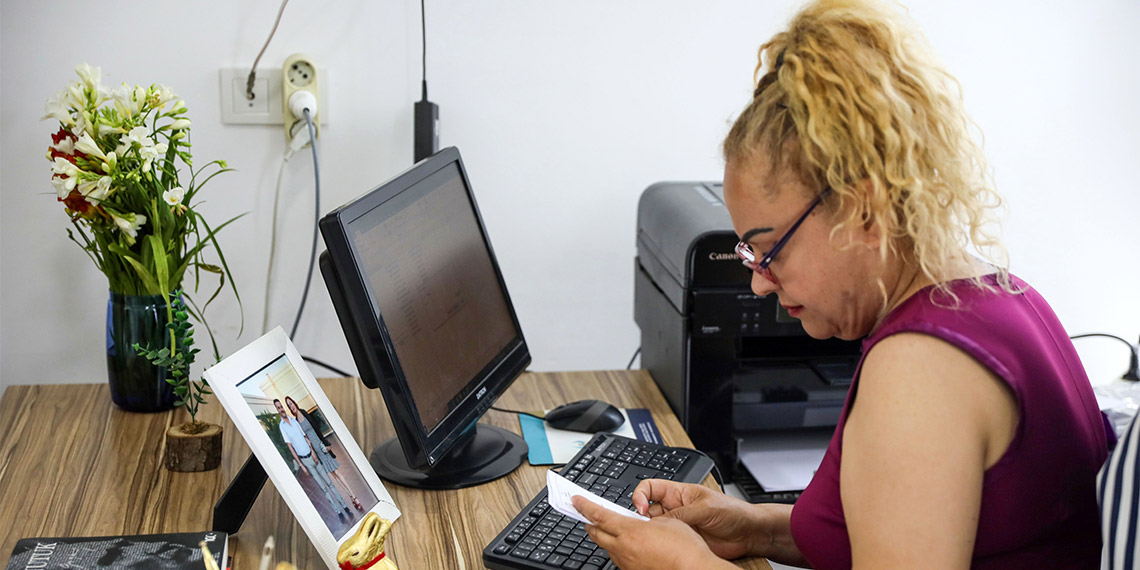Antalya Konyaaltı Hurma Mahallesi’nde yaşayan Canan Aydın seçmene verdiği söz üzerine, 20 yıllık muhtara karşı kazanıp ilk kadın muhtar oldu.