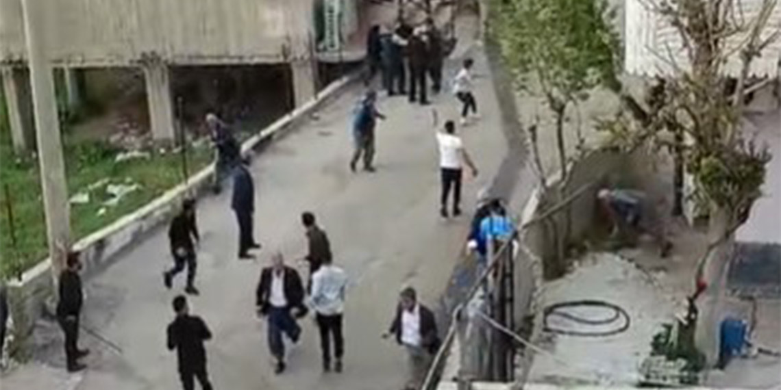 Silopi'de seçimi kazanan ve kaybeden aileler arasında taş ve sopalı kavga çıktı, çıkan kavgada 7 kişi yaralandı.