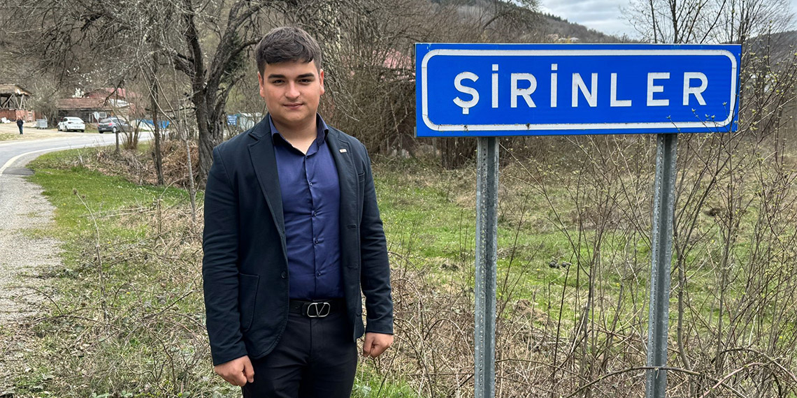 Bartın’ın Ulus ilçesinin Şirinler köyünün şirin muhtarı seçilen Mustafa Doğan (20), mazbatasını aldı.