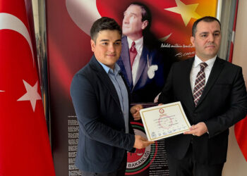 Şirinler köyünün şirin muhtarı mazbatasını aldı