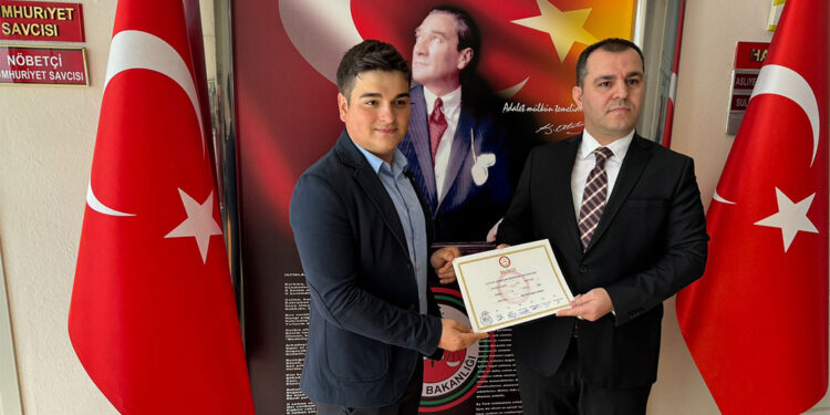 Şirinler köyünün şirin muhtarı mazbatasını aldı