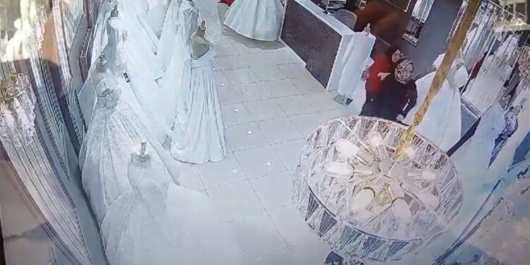 Deprem anı gelinlikçinin güvenlik kamerasına yansıdı