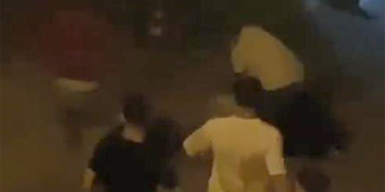 Bursa'da komşular arasında çıkan tartışma kamerada