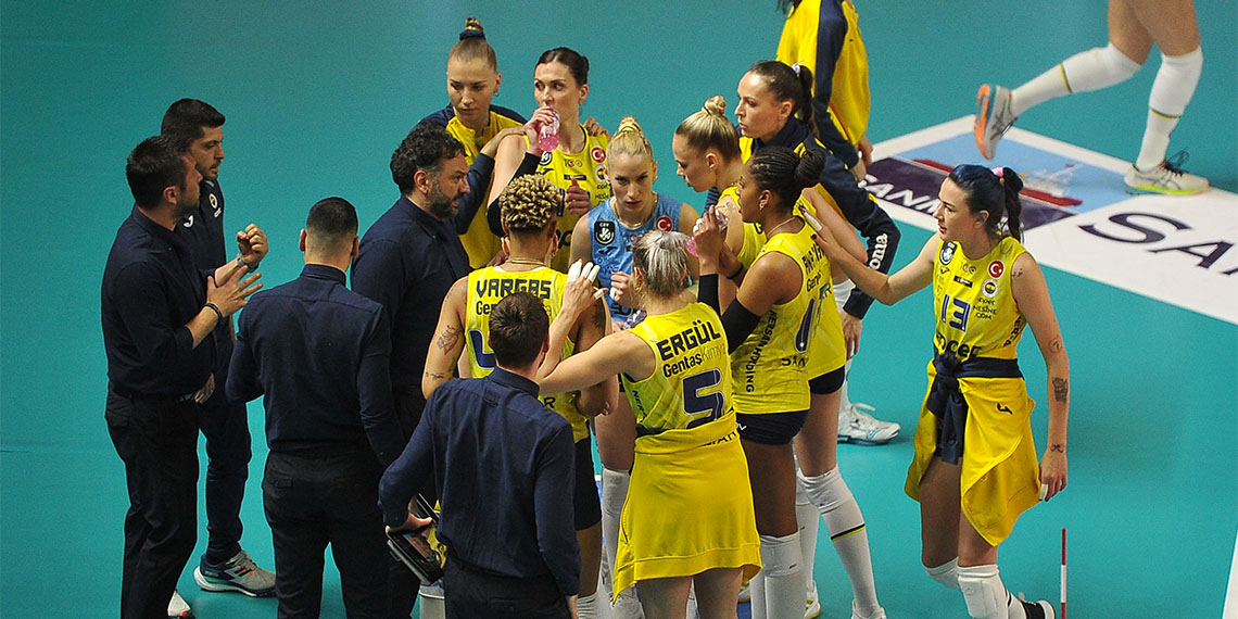 Fenerbahçe Opet Kadın Voleybol Takımı kupasına kavuştu