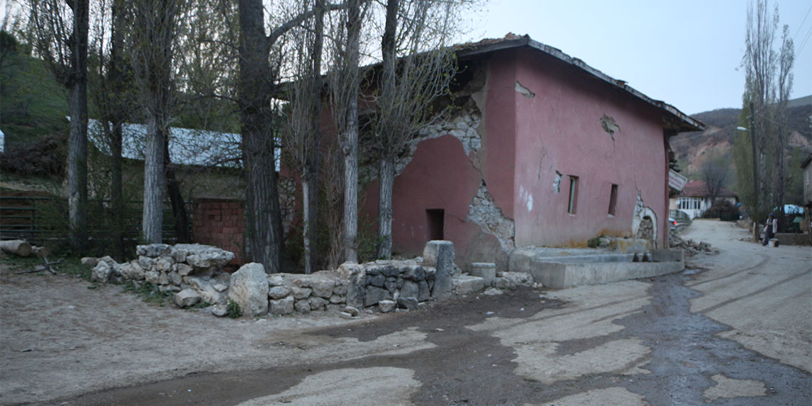 Tokat'ın Sulusaray ilçesinde meydana gelen depremler sonrası İlçe Müftülüğüne ait eski kuran kursunun sıvaları dökülünce, Osmanlı dönemine ait çeşme ortaya çıktı.