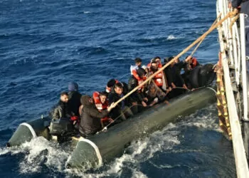 Sürüklenen lastik bottaki 19'u çocuk 28 kaçak göçmen kurtarıldı