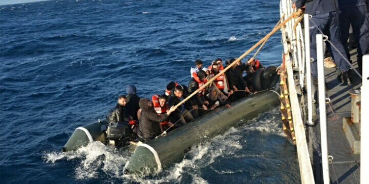 Sürüklenen lastik bottaki 19'u çocuk 28 kaçak göçmen kurtarıldı