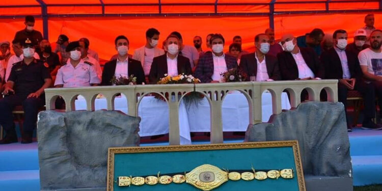 Şampiyona altın kemeri vermeyen başkan, koltuğundan oldu