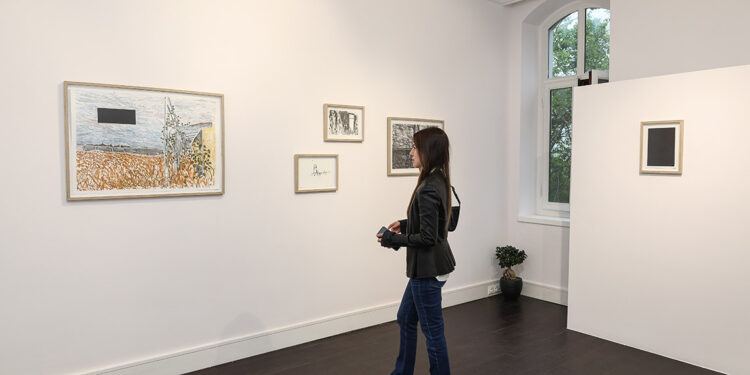 Sanatçı Aida Mahmudova’nın kişisel sergisi açıldı