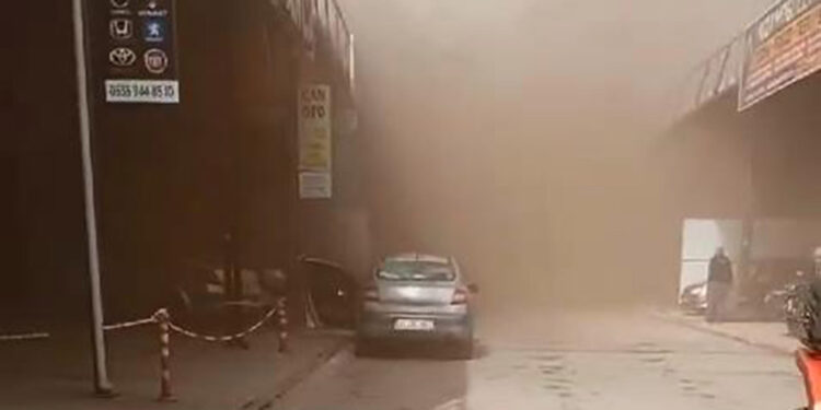 Sanayi sitesindeki yangında 4 iş yeri zarar gördü