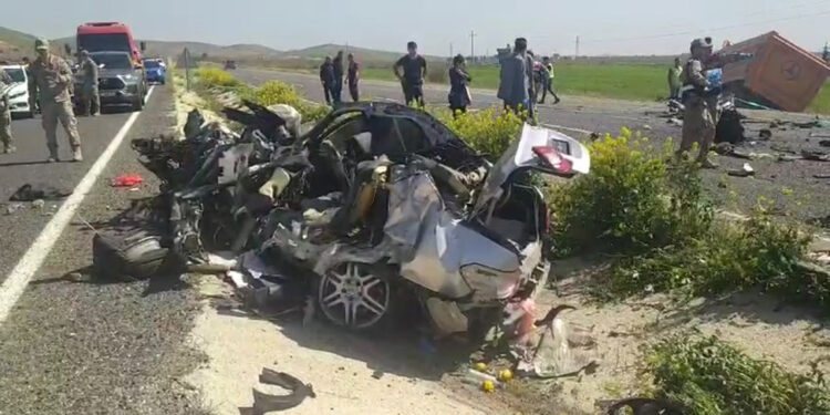 Şanlıurfa'da otomobil ile kamyon çarpıştı: 2'si çocuk 4 ölü