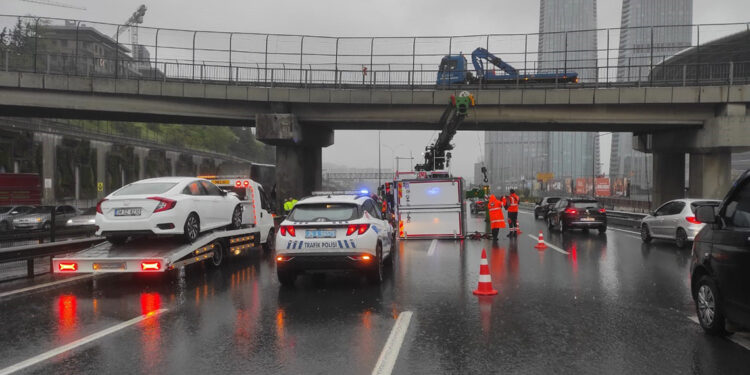 Sarıyer'de TEM Otoyolu'nu kilitleyen kaza: 4 yaralı
