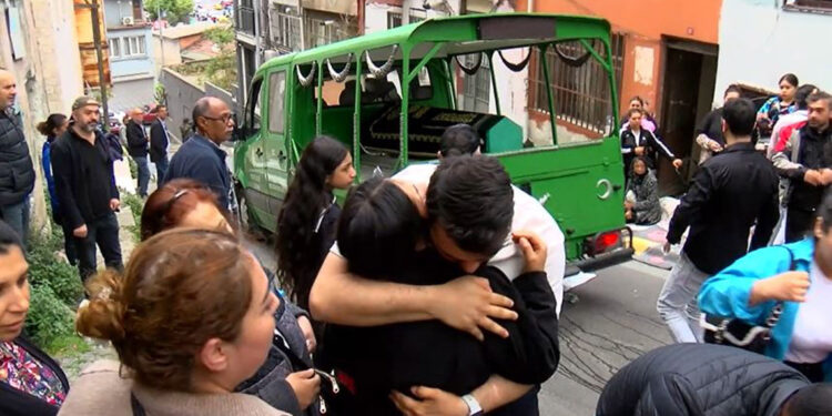 Sarıyer'de öldürülen taksicinin evinin önünde gözyaşı 