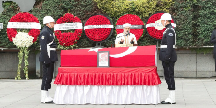 Şehit Emrah Büke için İl Emniyet Müdürlüğü'nde tören