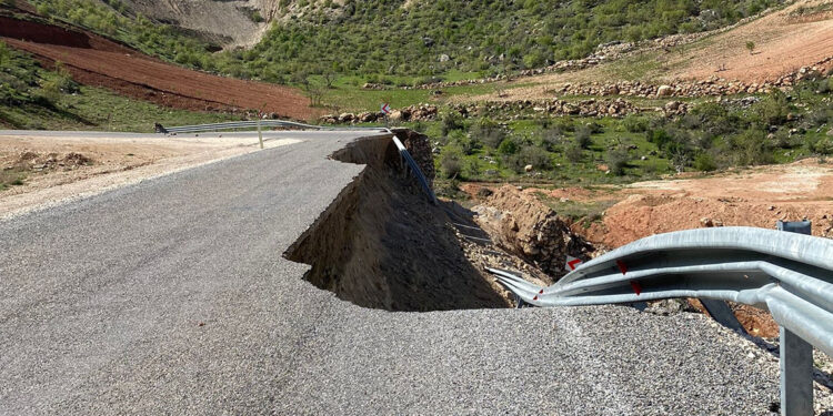 Siirt'te yağış sonrası yol çöktü