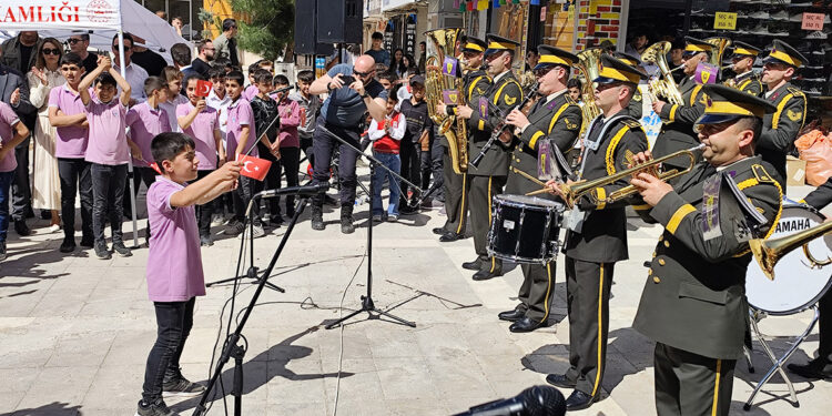 Silopi'de çocuklar askeri bando yönetip şarkılar söyledi