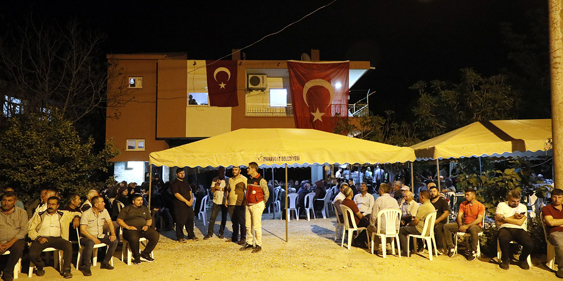 Şırnak'ta askeri araç şarampole devrildi. Kaza sonucu 2 asker şehir oldu, 2 asker yaralandı. Şehit askerler Jandarma Astsubay Çavuş Mustafa Şen (23) ve Jandarma Uzman Çavuş Ensar Enes Ertaş’ın (27) cenazeleri düzenlenen törenin ardından memleketlerine uğurlandı.