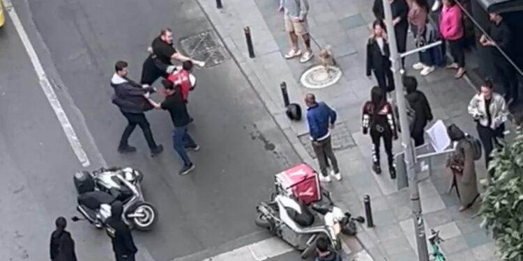 Şişli'de motosiklet sürücüsü ile kurye birbirine girdi
