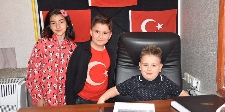 Sivas'ta 4 yaşındaki Aras Bulut, muhtarı koltuğunu devraldı