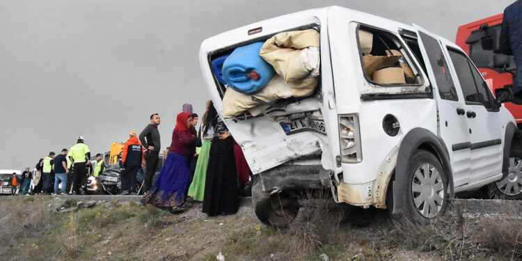 Sivas'ta iki hafif ticari araç çarpıştı: 7 yaralı