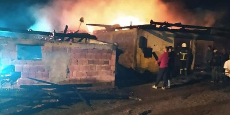 Sivas'ta yıldırım düşen ahırdaki 30 tavuk ve ördek öldü