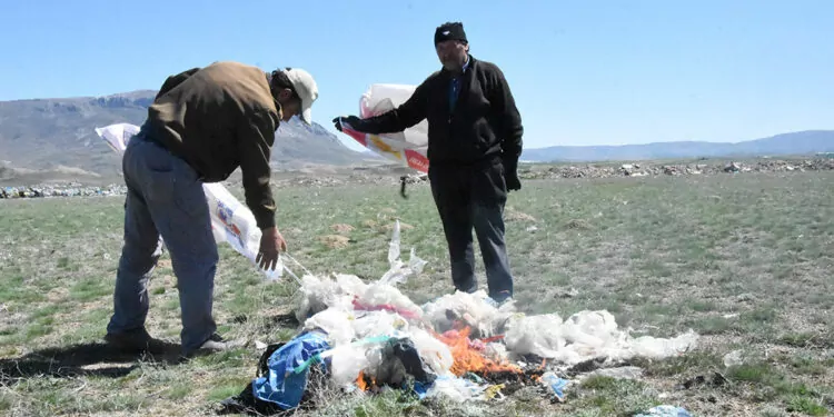 Sivas'taki araziye yayılan çöpler temizleniyor