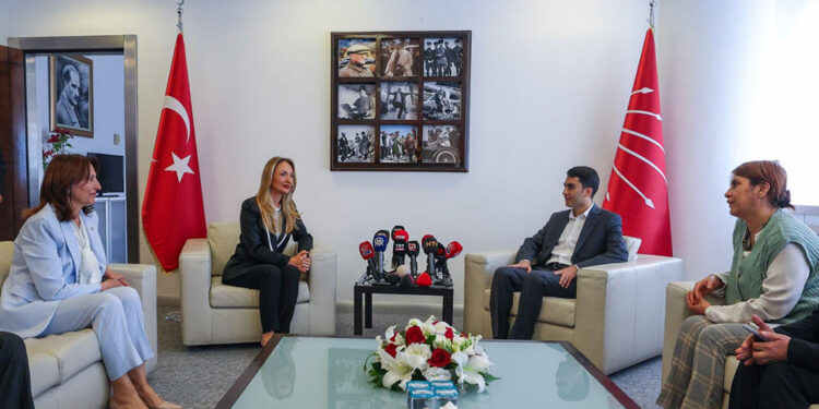 Siyasi partilerde bayramlaşma ziyaretleri