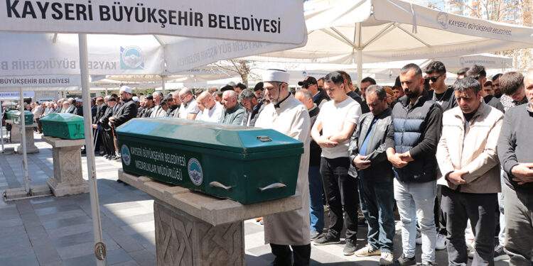 Sobadan zehirlenen kardeşler, toprağa verildi