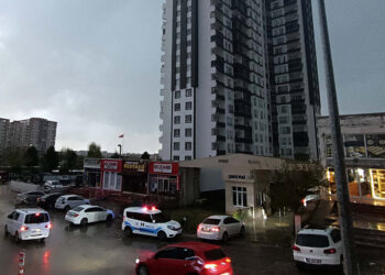 Su tahliyesi yapan bina görevlisi akıma kapılıp öldü
