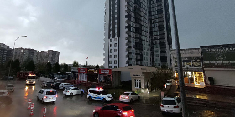 Su tahliyesi yapan bina görevlisi akıma kapılıp öldü