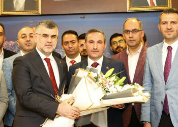 Sultanbeyli Belediye Başkanı Ali Tombaş mazbatasını aldı