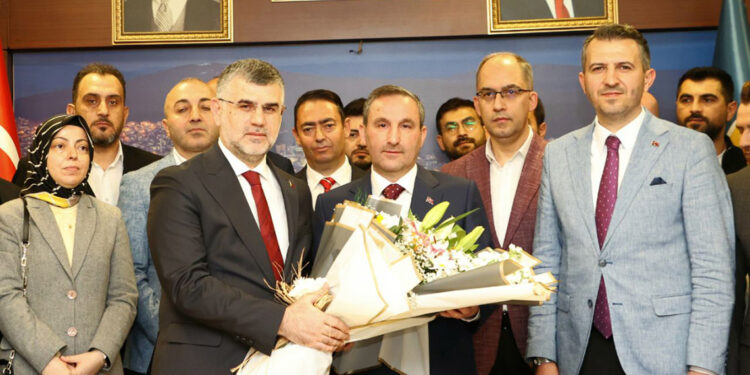 Sultanbeyli Belediye Başkanı Ali Tombaş mazbatasını aldı