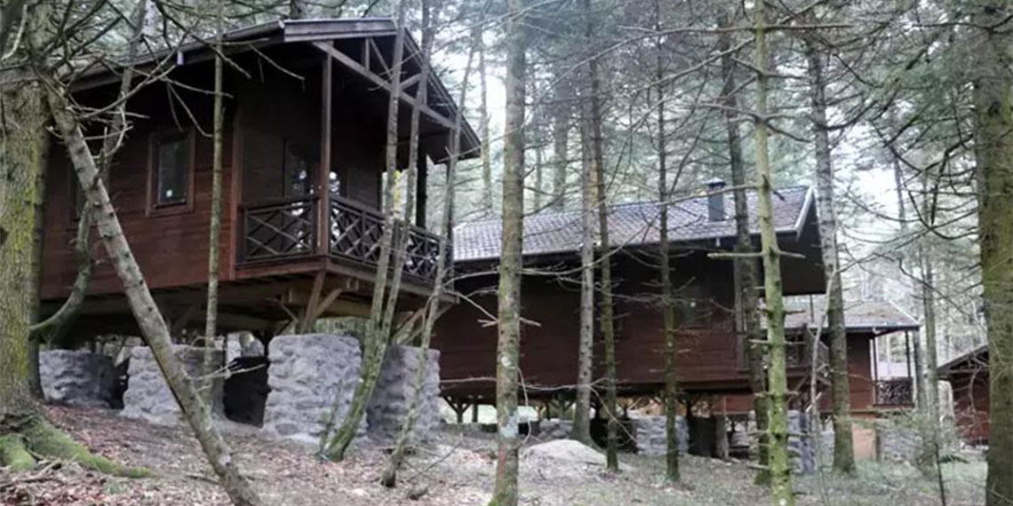 Tabiat parkındaki bungalovların kullanıma açılması çalışmasına Gölcük Platformu tepki gösterdi.