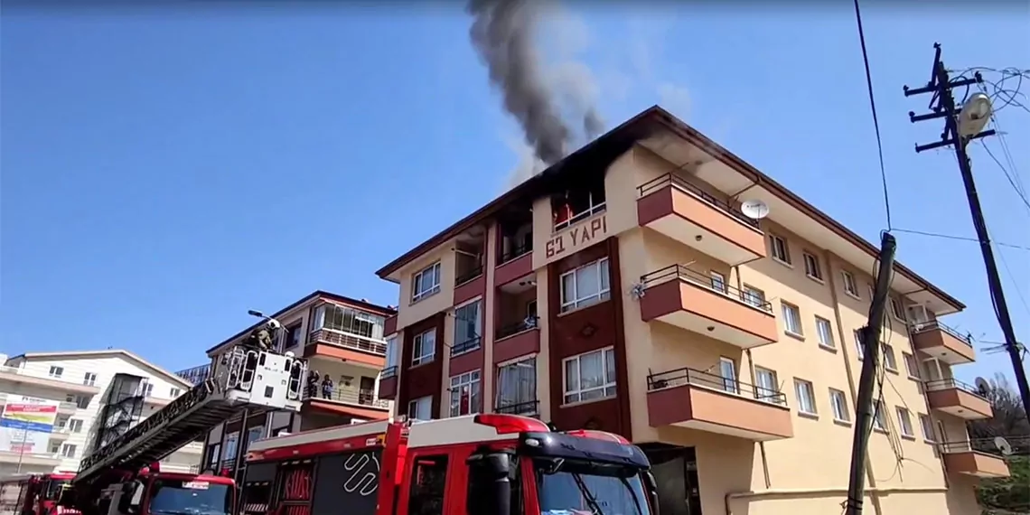 Ankara'nın mamak ilçesinde tahliye davasını kaybeden kiracı evi ateşe verdi ve kaçtı. Yangın, itfaiye tarafından söndürülürken, ev kullanılamaz hale geldi. Polis, kaçan şükrü k. 'yı arıyor.