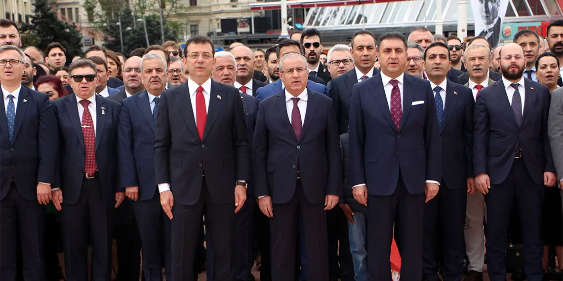 Ekrem i̇mamoğlu taksim'de 23 nisan törenlerinde konuştu. Törende i̇stanbul milli eğitim i̇l müdürü murat mücahit yentür, cumhuriyet anıtı'na çelenk bıraktı.