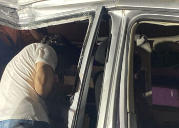 Minibüsün elektrik direğine çarptığı kazada 2 kişi öldü