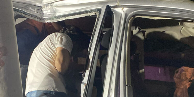 Minibüsün elektrik direğine çarptığı kazada 2 kişi öldü