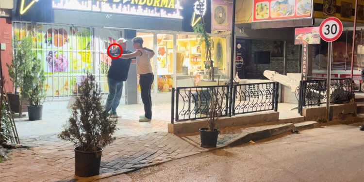 Babası tarafından evden kovulan Emirhan kardeşini rehin aldı